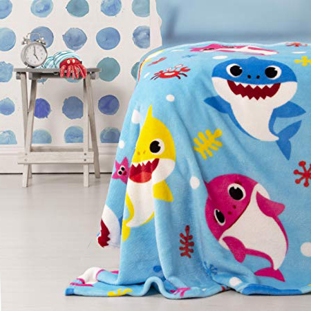 Baby Shark - coperta originale in pile, design blu, super morbida, con tutta la famiglia di squali, perfetta per qualsiasi cameretta.